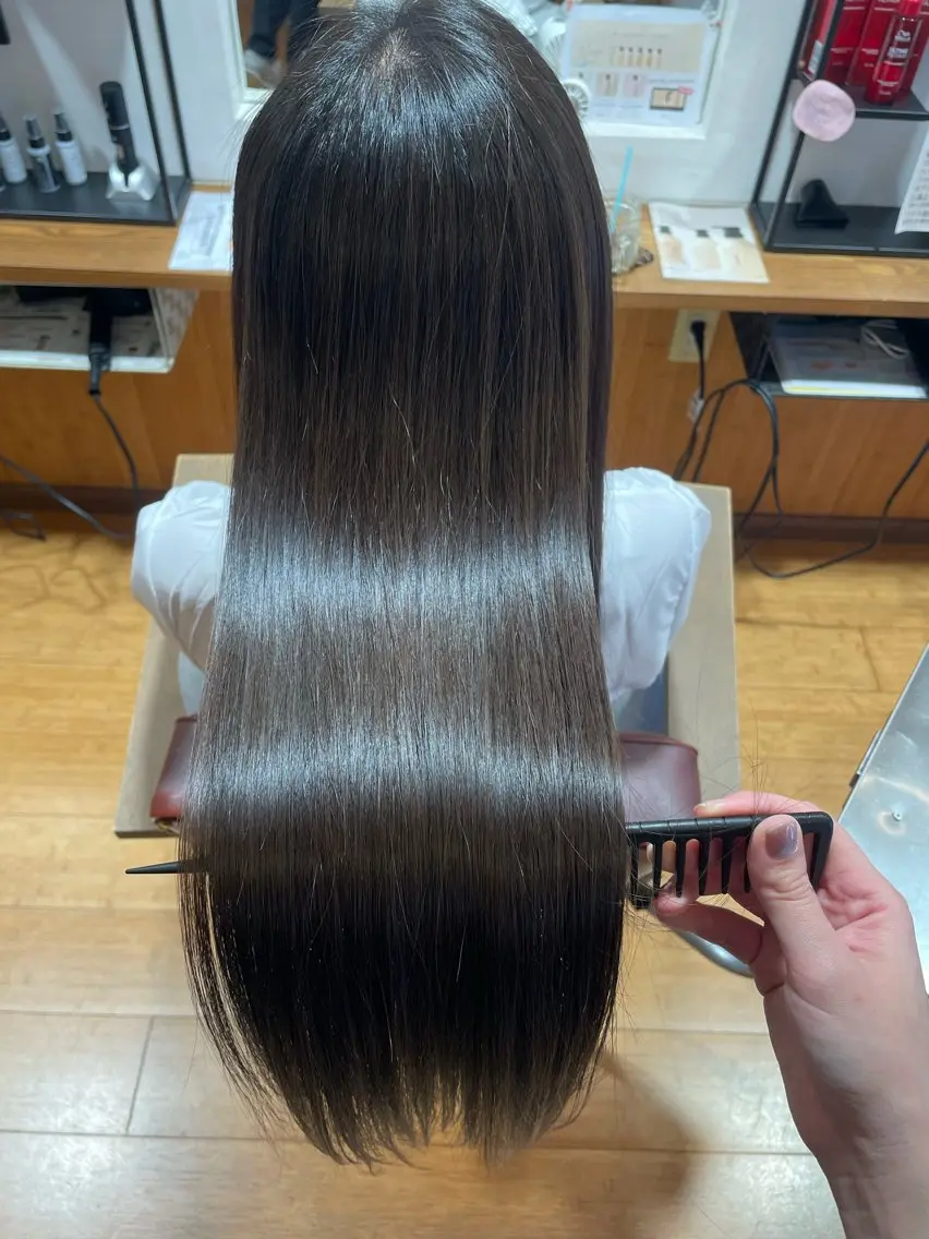 ロング 髪質改善 縮毛矯正 カット・ストレート モデルBAGUS凜華のヘアスタイル