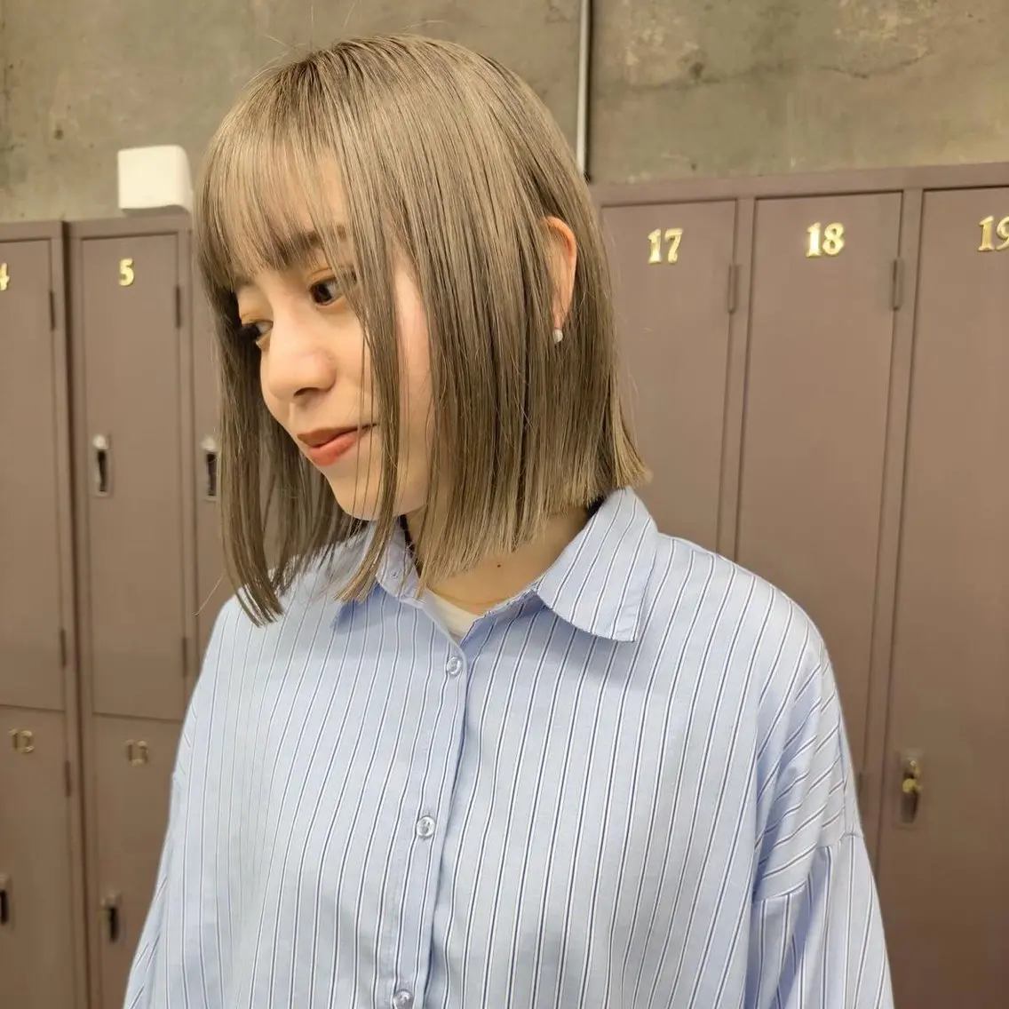 ミディアム カラー ベージュカラー ブリーチ 透明感カラー ハイトーンカラー ハイトーンベージュ カット ヘアカラー トリートメント 岡本康平/ケアブリ ーチ/酸性ストレートのヘアスタイル