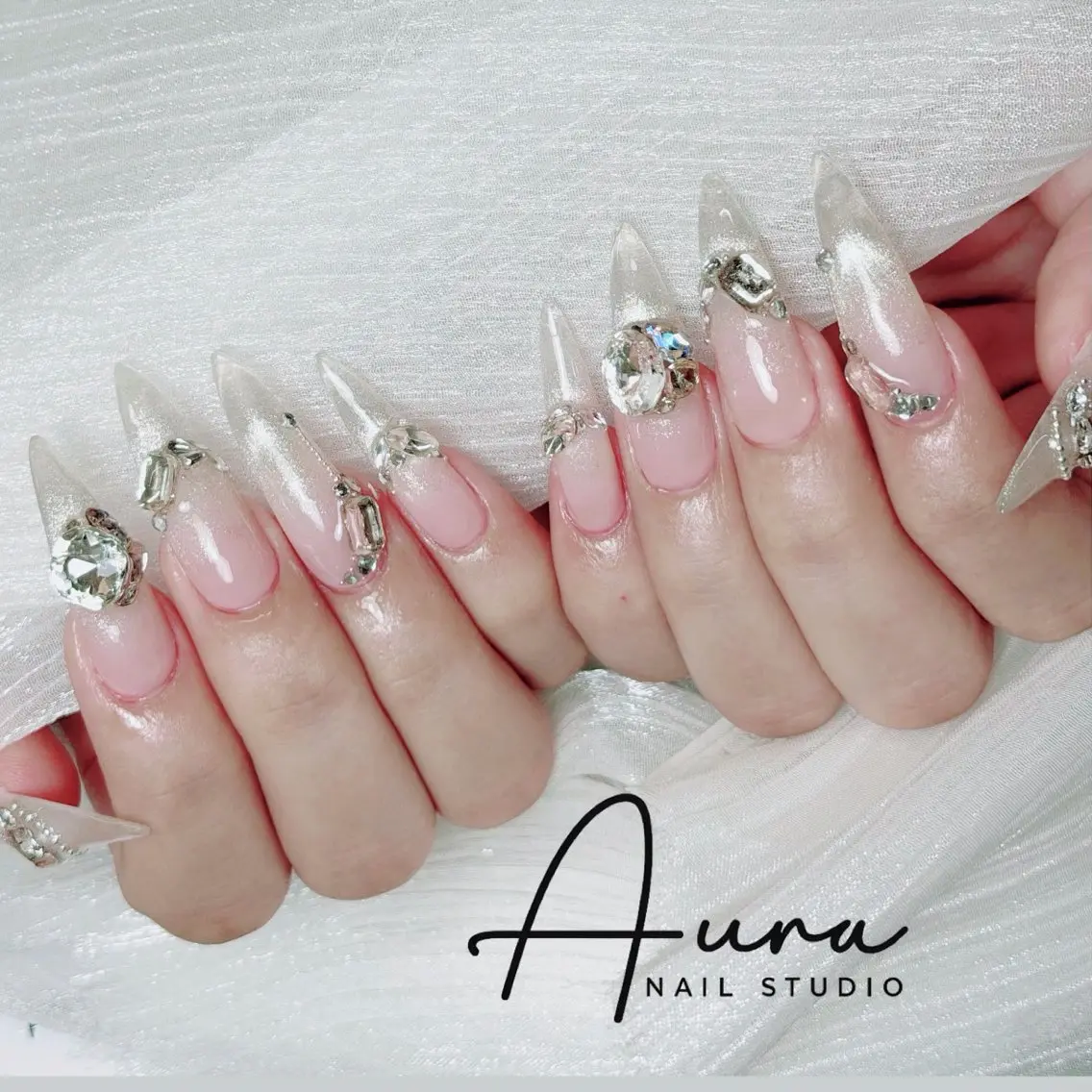 ネイル ガーリー キラキラネイル 韓国ネイル ロングネイル ピンク ハンドネイル Aura Nail Studioのネイルデザイン
