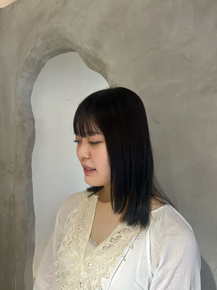 ミディアム 切りっぱなしボブ/ 艶カラー/綾莉のヘアスタイル
