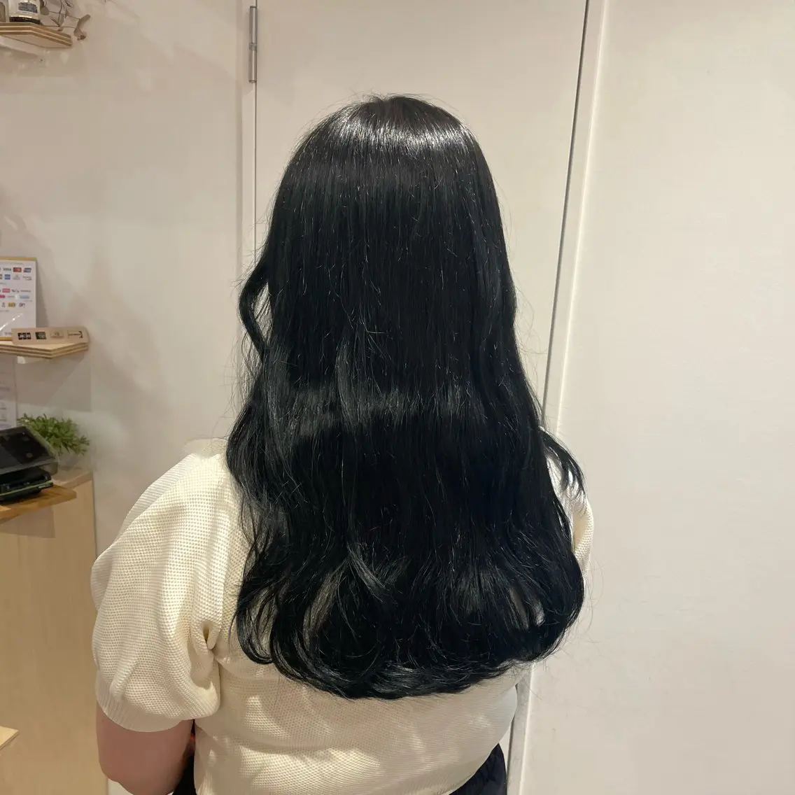 カラー 黒髪 ブルーカラー ブルーブラック 青木 咲歩のヘアスタイル