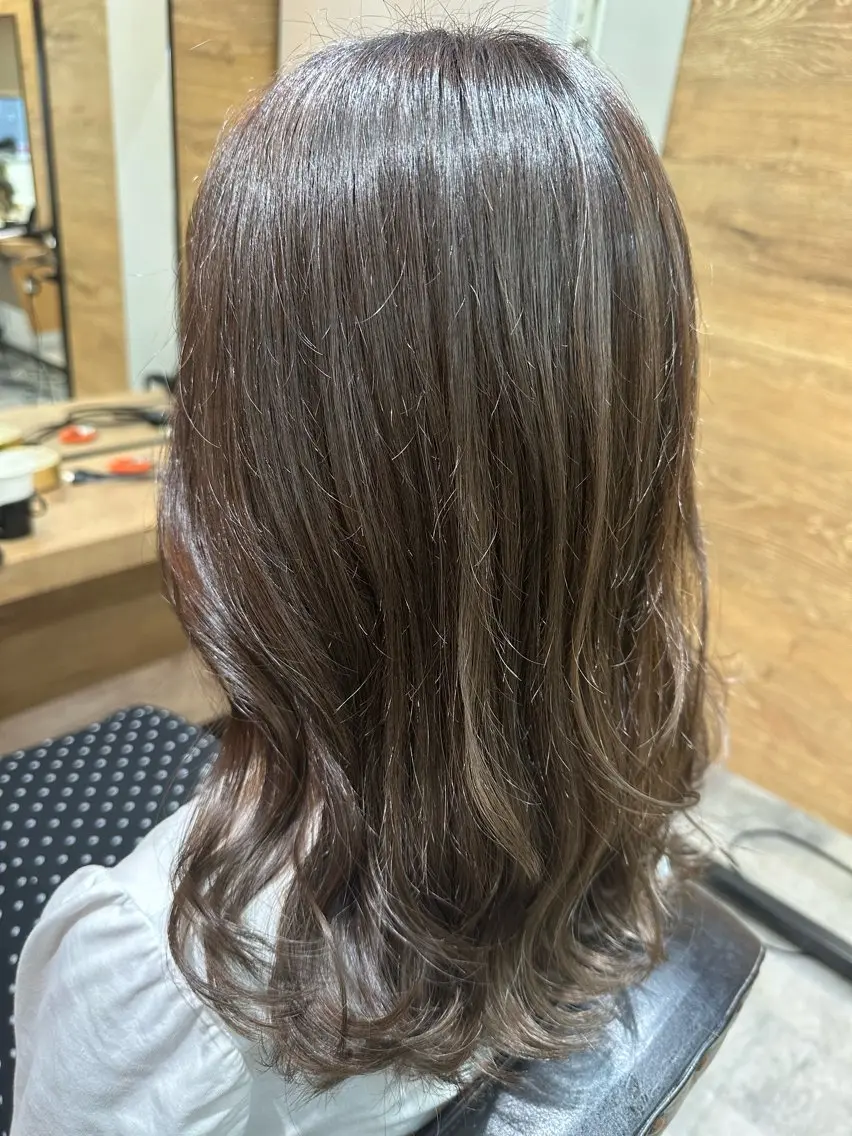 セミロング カット ヘアカラー coupe ciseauxのヘアスタイル