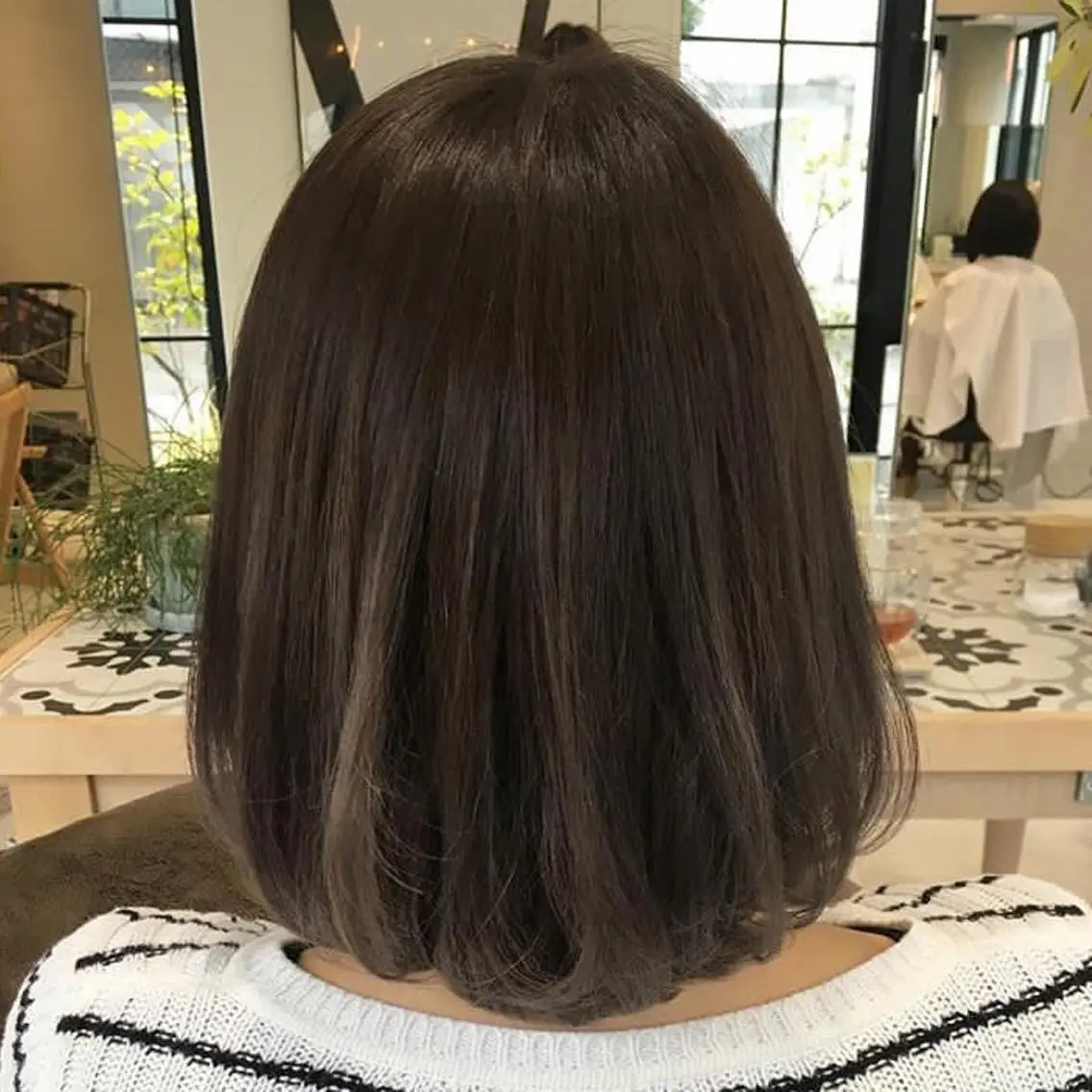 ミディアム カラー グレージュ ヘアカラー トリートメント 荒木 依莉亜のヘアスタイル