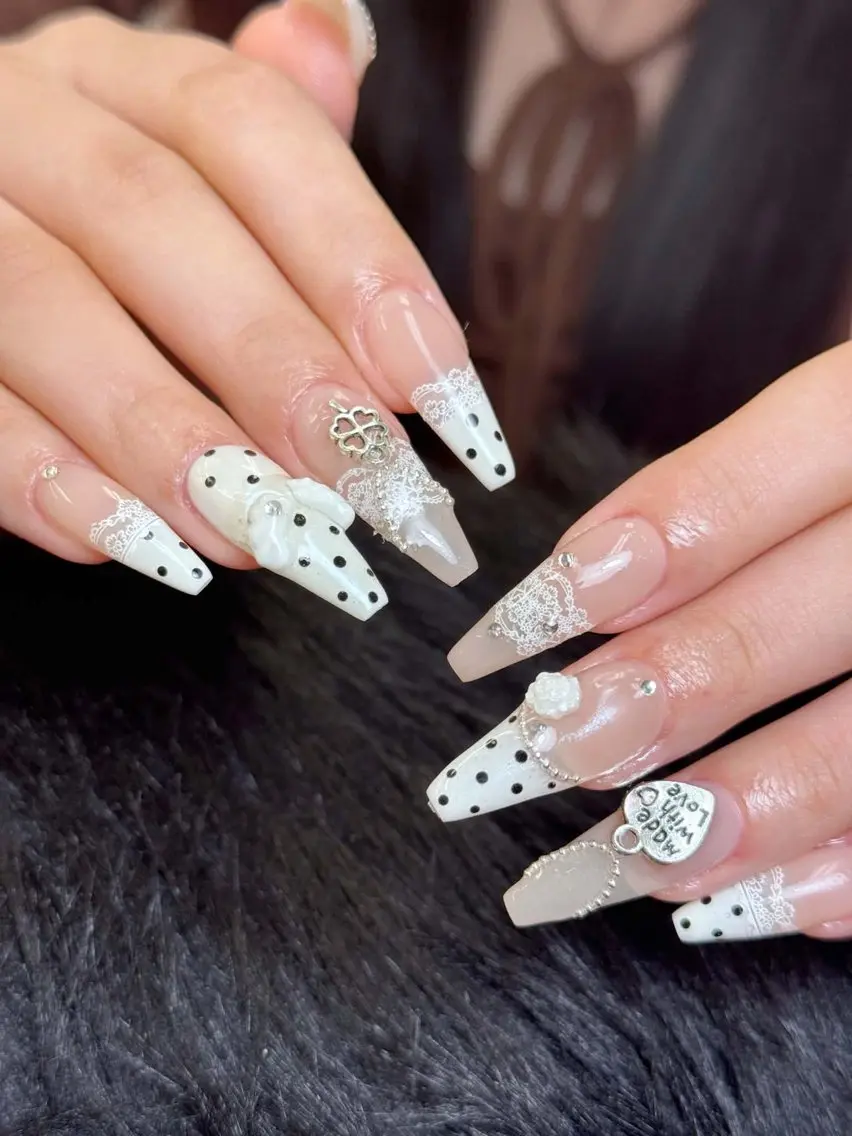 ネイル チークネイル ドット フレンチネイル グラデーション 韓国ネイル ハンドネイル Lisa Nail Salonのネイルデザイン