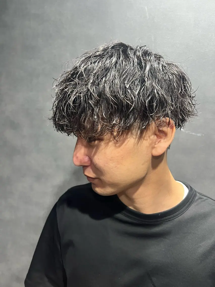 ショート カラー パーマ ヘアアレンジ メンズ センターパート メンズハイライト メンズメッシュ マッシュ メンズパーマ 仕上がり満足度No. 1🔥BLUCK🔥のヘアスタイル