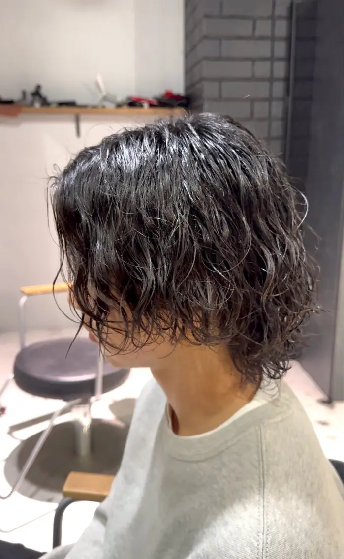 ミディアム パーマ メンズ ミディアムパーマ メンズパーマ 波巻きパーマ メンズウルフカット ウルフカット 曲がる縮毛矯正特化/ 川岸のヘアスタイル