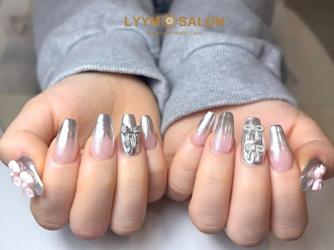 ネイル アートネイル 長さ出し 韓国ネイル リボン シルバー ハンドネイル LYYM Salonのネイルデザイン
