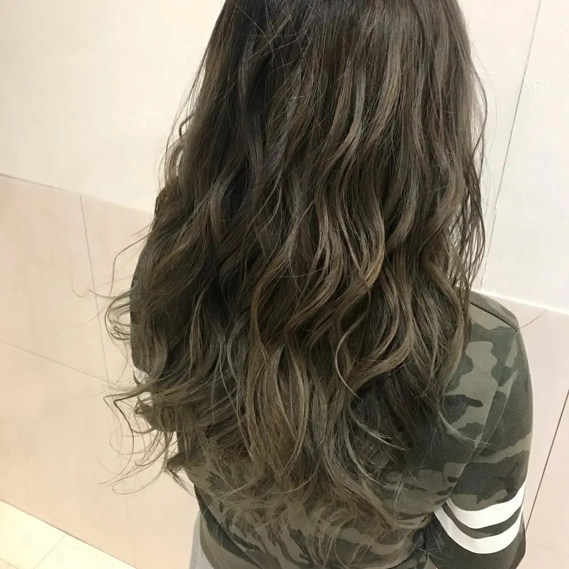 ロング カラー ショコラグレージュ グラデーションカラー グレージュ カット ヘアカラー Oopsレイヤー 加藤澄都のヘアスタイル