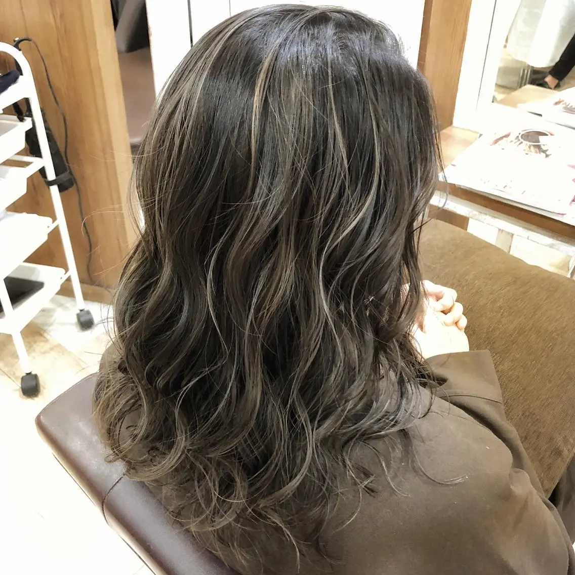 セミロング ハイライト ヘアカラー やじま ひろこのヘアスタイル