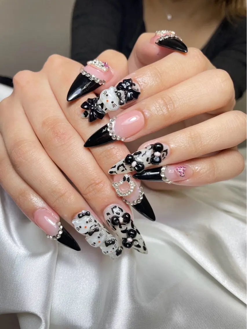 ネイル チークネイル 長さ出し フットネイル ジェルネイル 卒業式 𝓐𝓷𝓻𝓲 XiinhNailのネイルデザイン