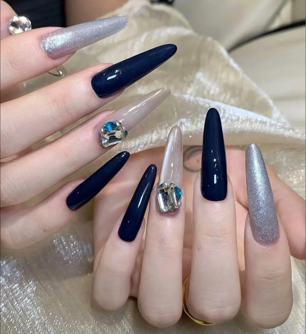 ネイル フラワーネイル フレンチネイル ガーリー キラキラネイル 韓国ネイル ハンドネイル ハンドケア Ami Meliaのネイルデザイン