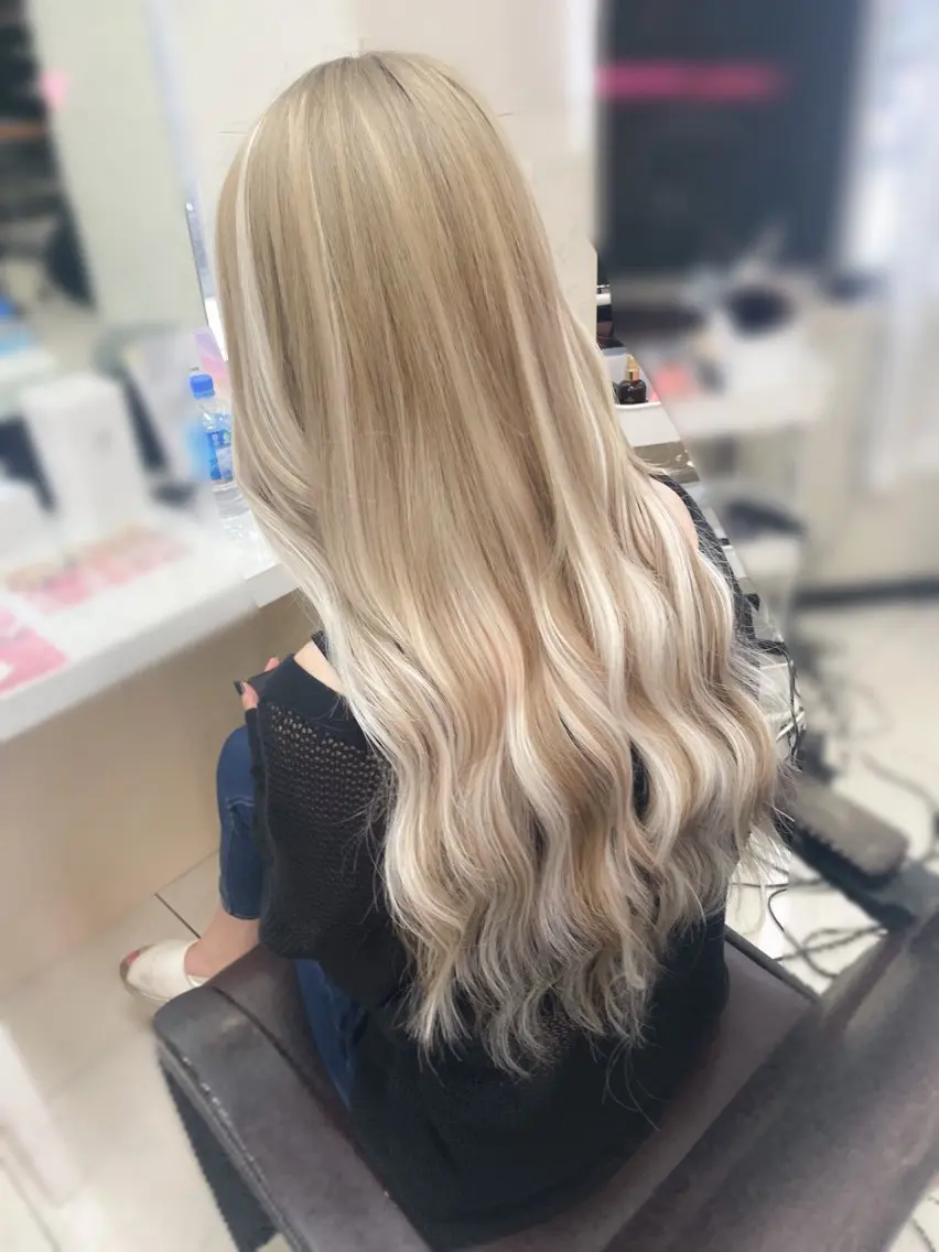 ロング カラー ベージュカラー ハイライトカラー ミルクティーベージュ エクステ ハイライト カット ヘアカラー トリートメント エクステ ハイトーンエクステ 🎩カズキ🎩のヘアスタイル