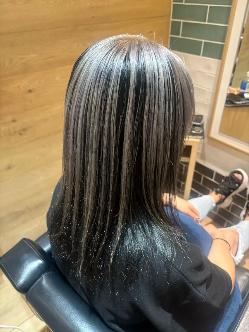 ミディアム カラー アートディレクター 尾内 友美のヘアスタイル