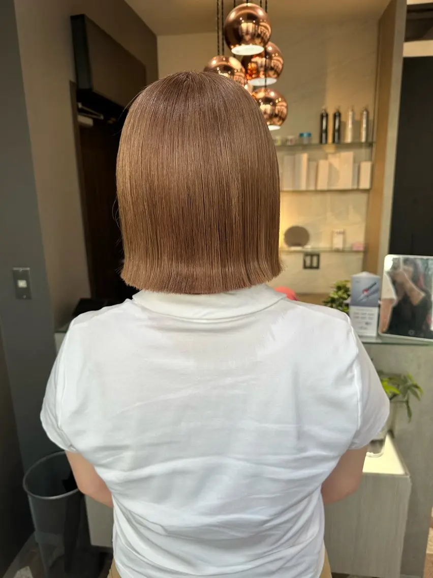 ショート カラー ベージュカラー ブリーチ ケアブリーチ 透明感カラー ハイトーンカラー ヘアカラー 天神暖色カラー レイヤー・髪質改善のヘアスタイル