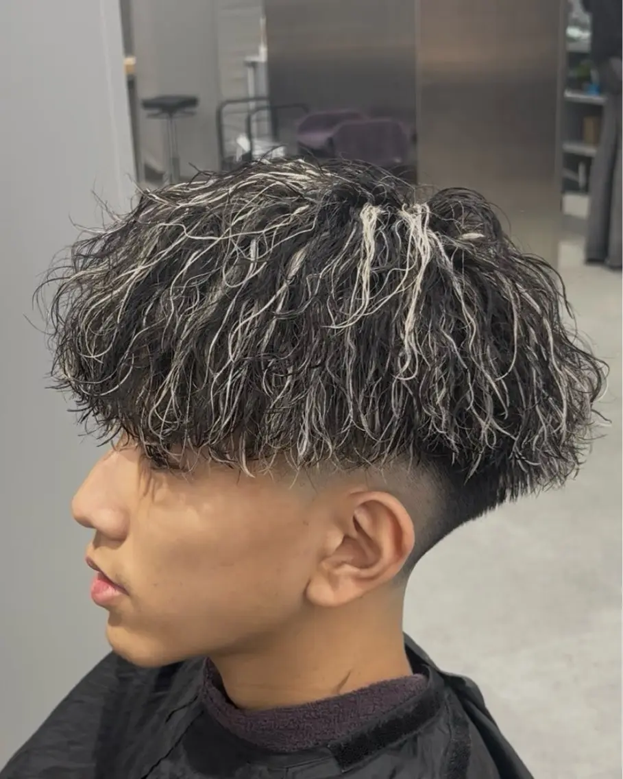 カラー パーマ メンズ フェードカット メンズメッシュ メッシュ カット ヘアカラー パーマ メンズ特化⚡️パーマ テッタのヘアスタイル