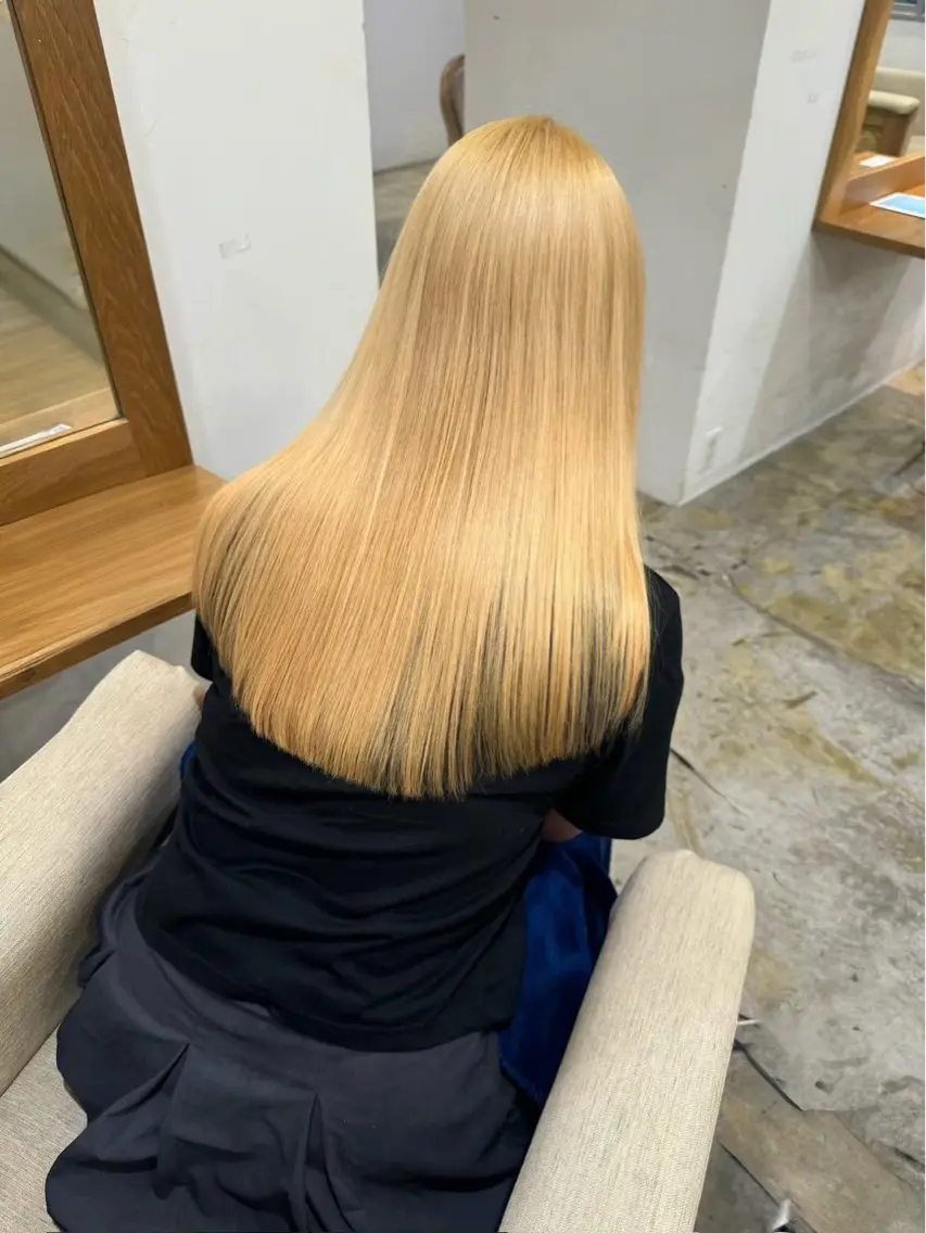 ロング ヘアカラー miyu カット・ハイトーンのヘアスタイル