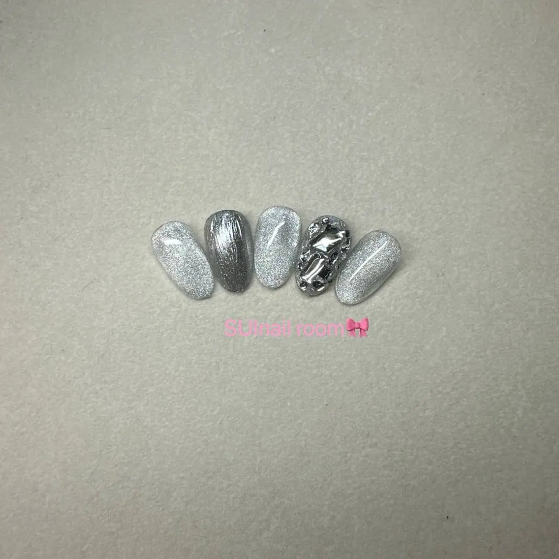 ネイル キラキラネイル 韓国ネイル マグネットネイル シルバー SUI Nail Roomのネイルデザイン