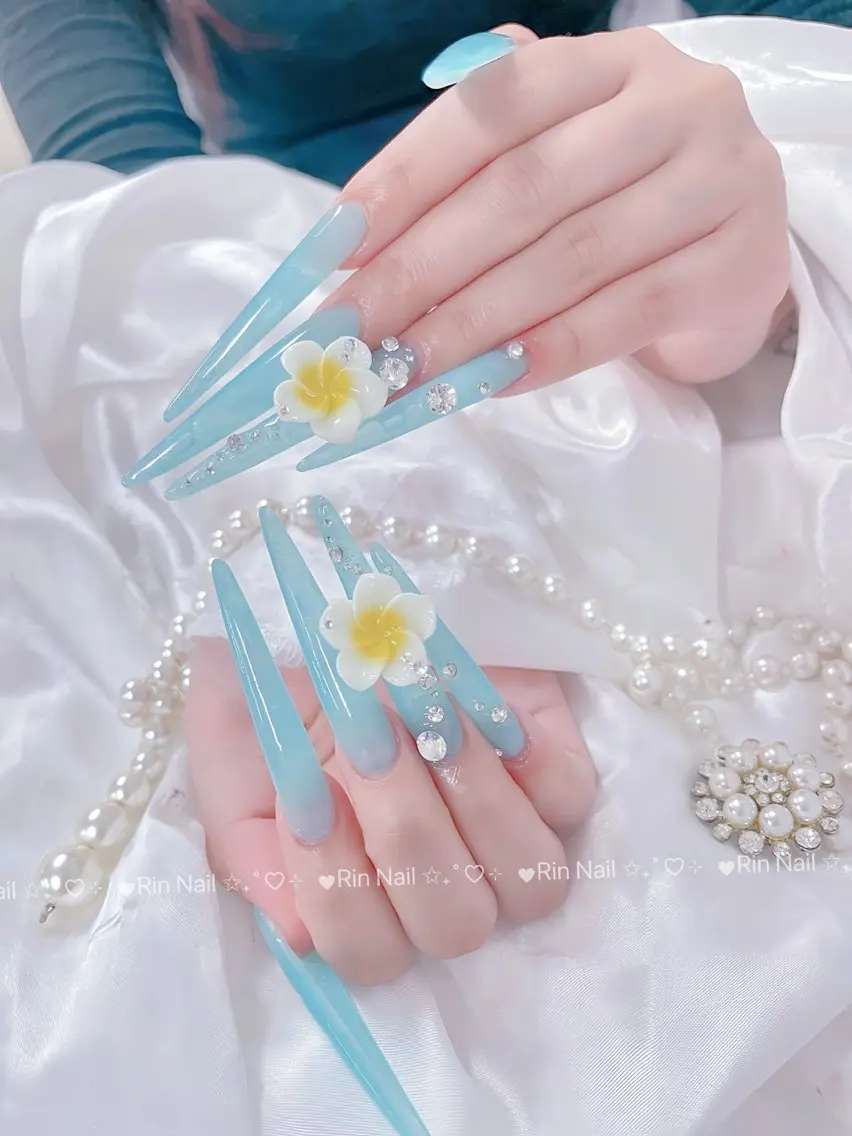 ネイル ブルー フラッシュネイル フラワーネイル ホログラムネイル キラキラネイル ハンドネイル Rin Nail 新大久保店のネイルデザイン