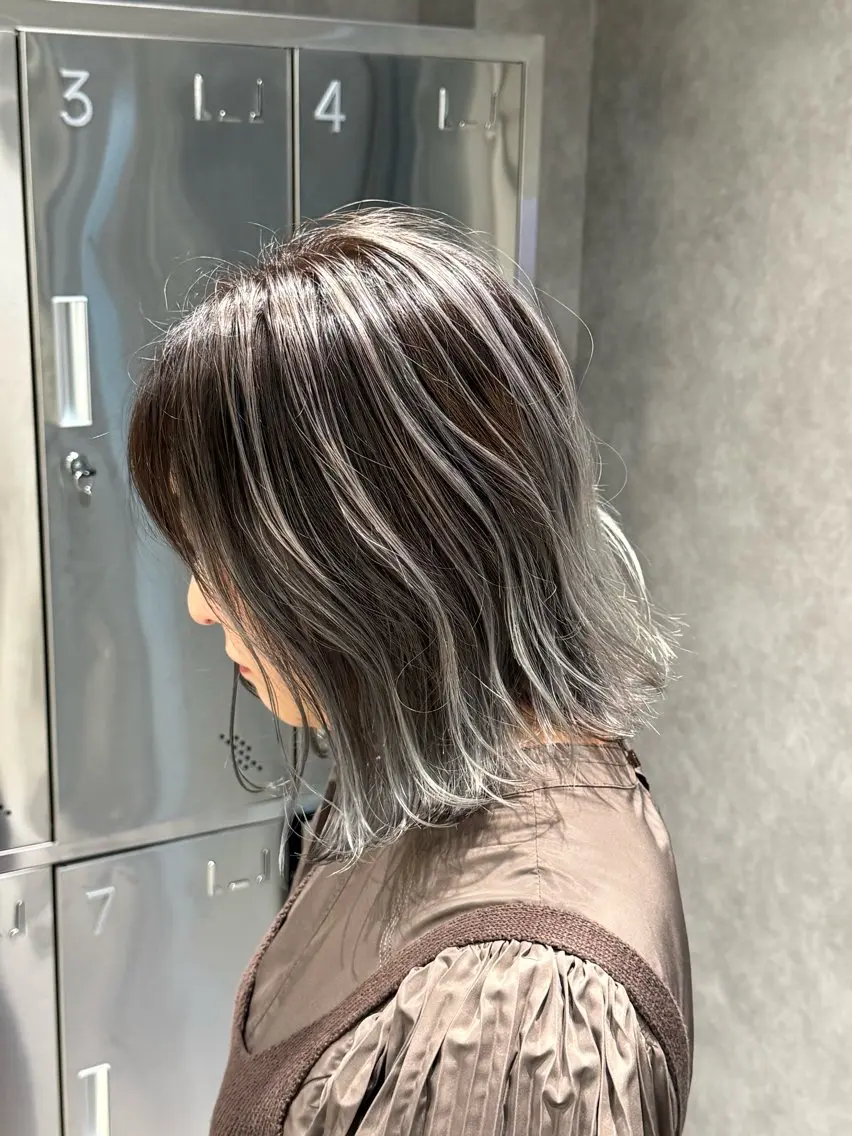 ミディアム カラー バレイヤージュ シルバー レイヤーカット カット ヘアカラー トリートメント LUNEA蕨🌙廣瀬 智志　ダブルカラーのヘアスタイル