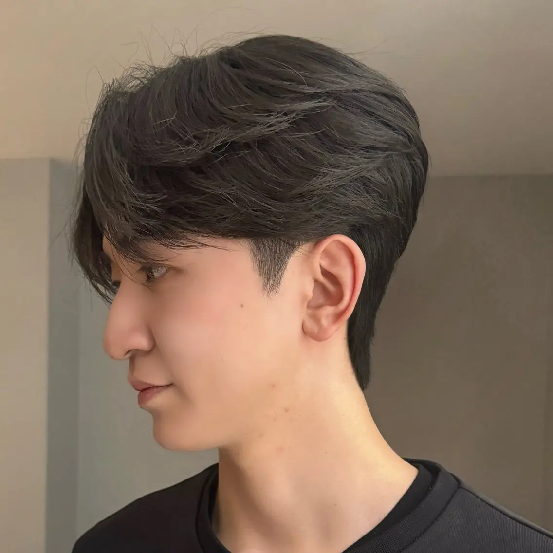メンズ センターパート ダウンパーマ フェザーパーマ メンズ韓国風 マッシュ カット センターパート特化/ メンズカット/ヒロキのヘアスタイル