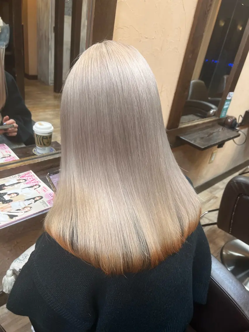 セミロング カラー ブリーチ デザインカラー オレンジ ヘアカラー ブリーチ🩵レイヤー Maho🐻‍❄️のヘアスタイル