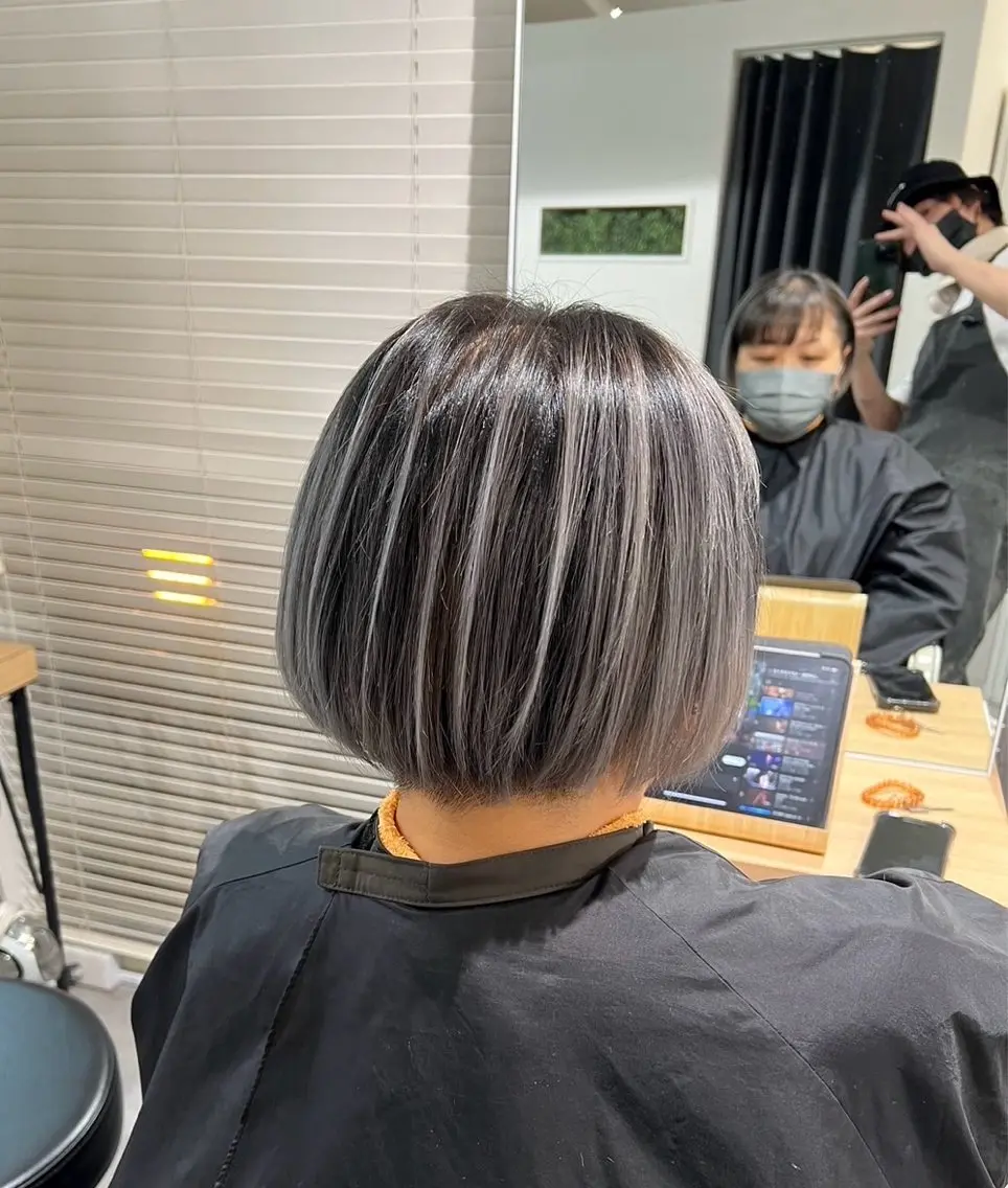 ショート カラー バレイヤージュ シルバー ホワイトシルバー レイヤーカット 指名数No.1 /NAOYAのヘアスタイル