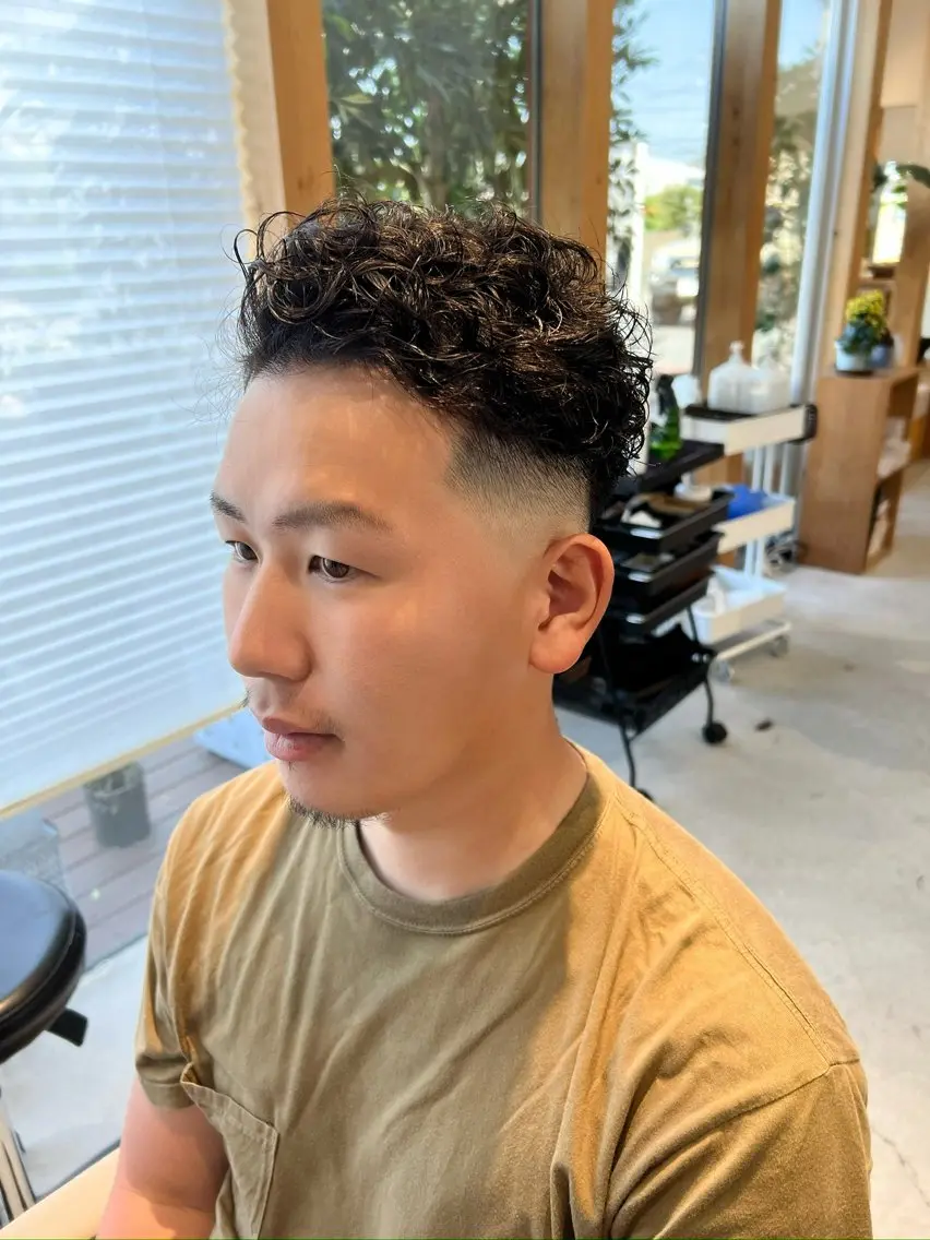 ショート パーマ メンズ フェードカット メンズパーマ ショートヘア 服部 雄輝のヘアスタイル