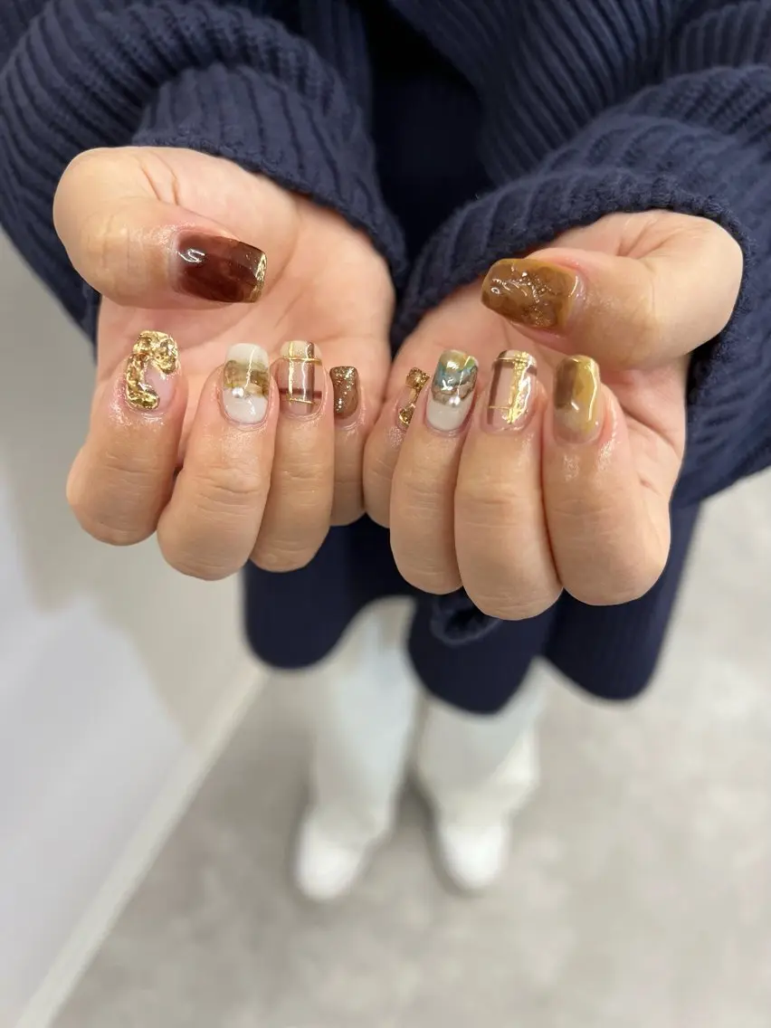 ネイル ブラウン ジェルネイル ゴールド 韓国ネイル マグネットネイル ハンドネイル ハンドケア Bana_ Nailのネイルデザイン