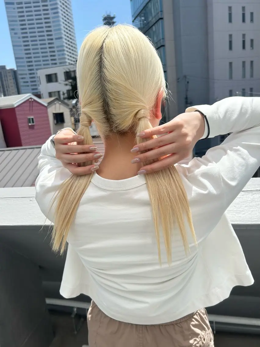セミロング カラー パーマ ヘアアレンジ ベージュカラー ブリーチ 抜きっぱなしブロンド ブロンド ブロンドベージュ デザインカラー/ボブ ブリーチカラー/ユリのヘアスタイル