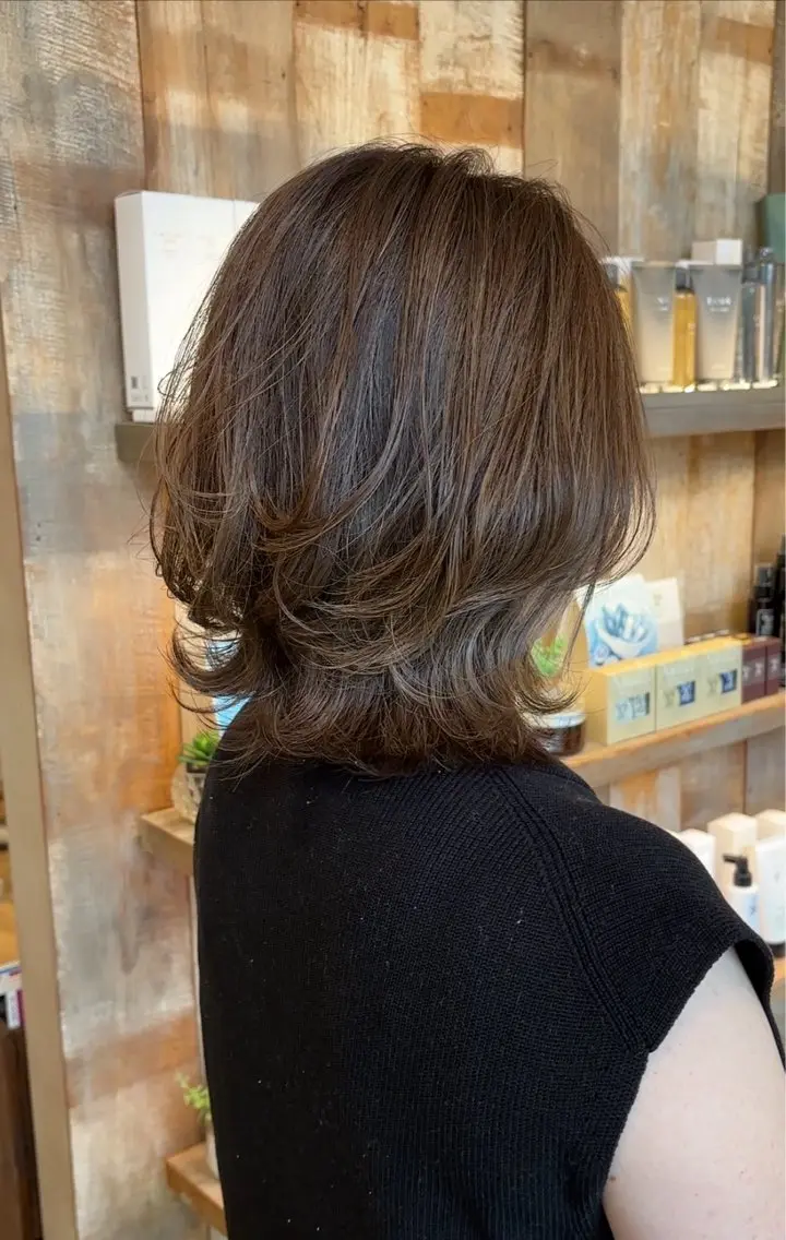 ミディアム くびれヘア 外ハネヘア カット ヘアカラー トリートメント レイヤーカット✨ 艶髪藤野のヘアスタイル