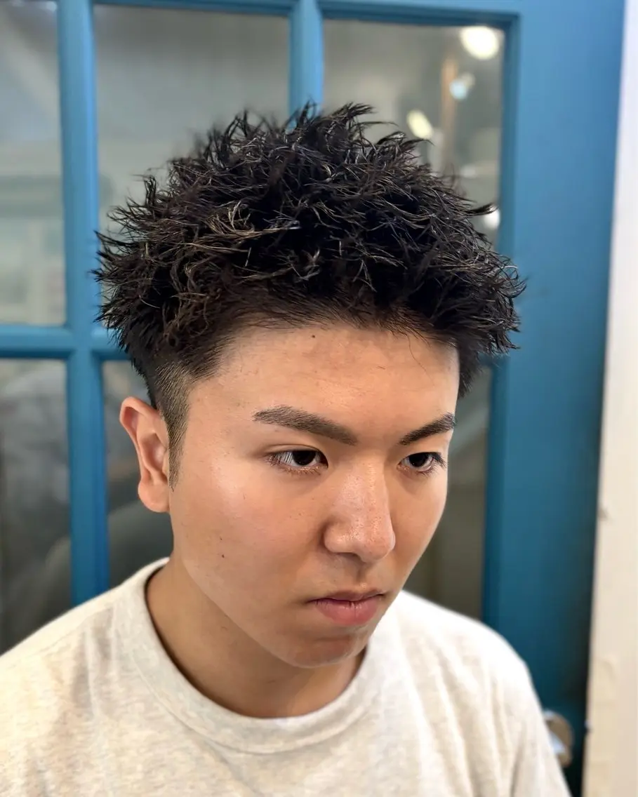 パーマ メンズ スパイキーショート カット パーマ ショート、韓国メンズ ヘアのかつらぎのヘアスタイル