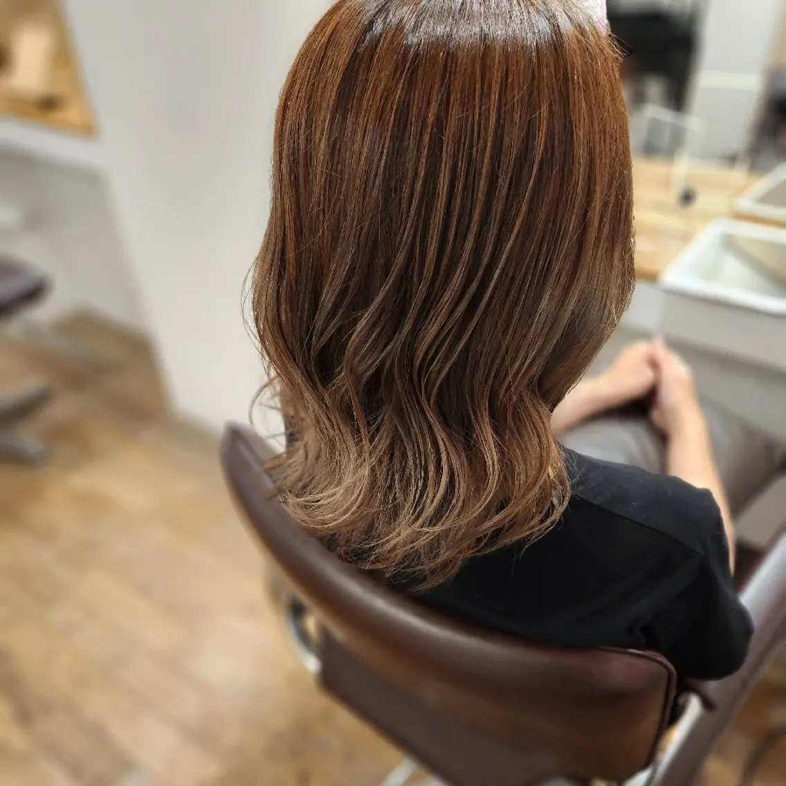 セミロング カラー ベージュカラー ブリーチ ブラウンカラー ブラウンベージュ グラデーションカラー 町田 佳奈江のヘアスタイル
