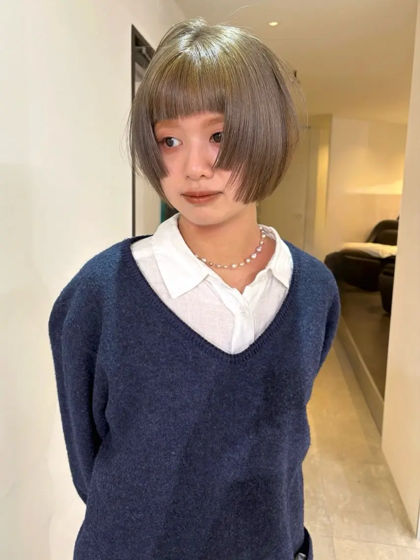 ミディアム カラー ブリーチ グレージュ オリーブグレージュ オリーブグレー ヘアカラー ユナ レイヤーカット モデル/ベージュのヘアスタイル