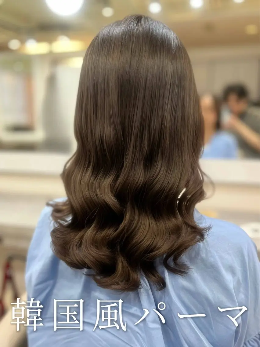 セミロング 波巻きウェーブ 韓国風パーマ 纐纈のヘアスタイル