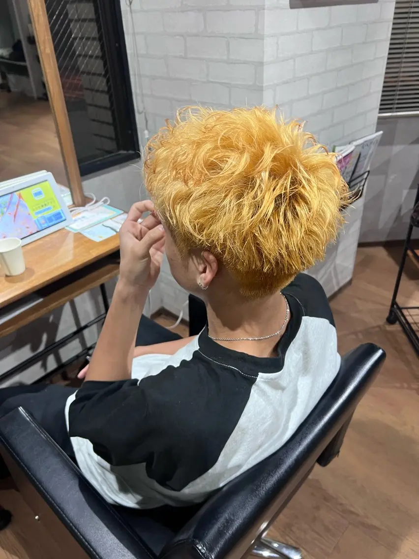 ショート メンズ メンズブリーチ ヘアカラー イリオモテ レナのヘアスタイル