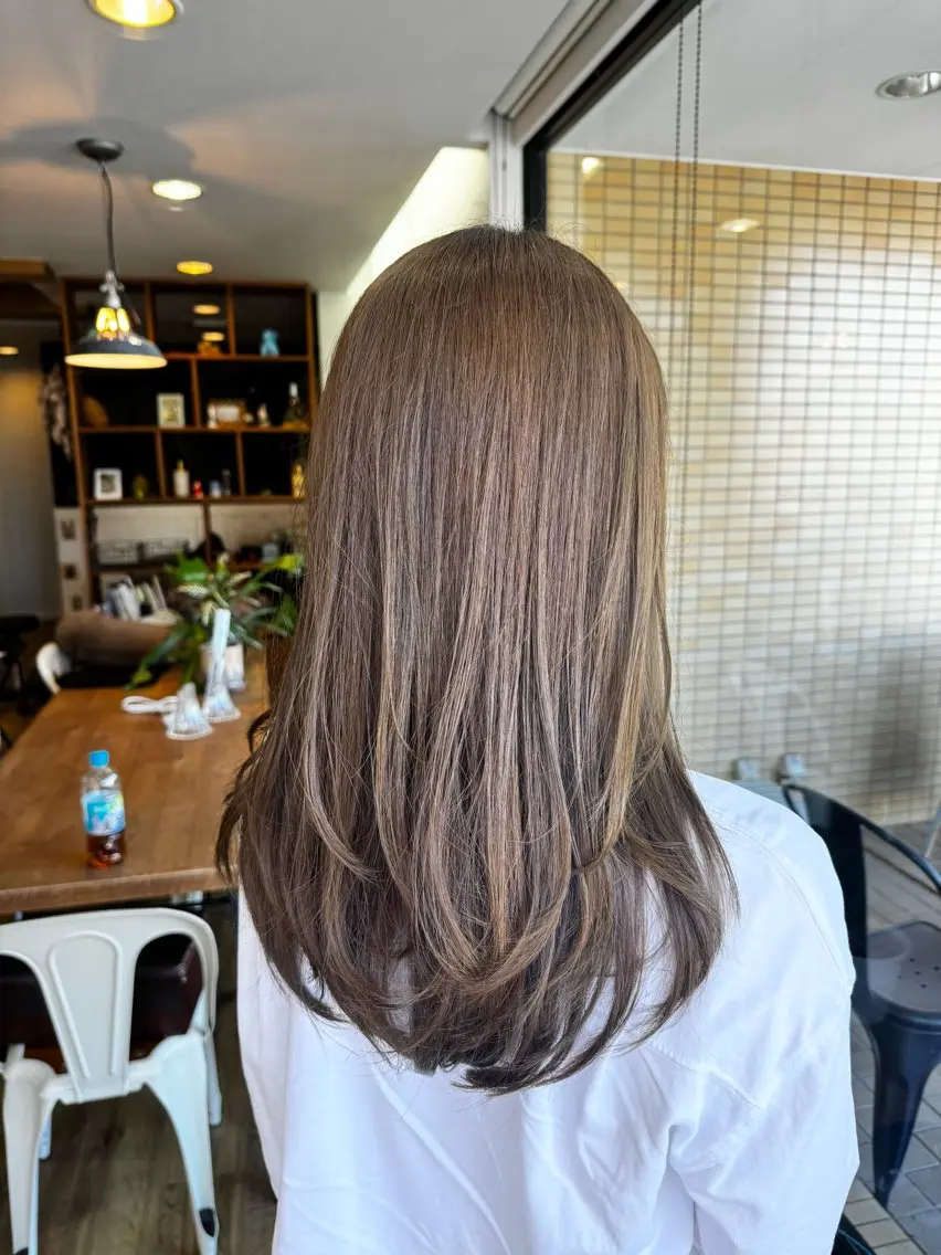 ロング カラー ベージュカラー オリーブベージュ カット ヘアカラー トリートメント ツキダテ ユイのヘアスタイル