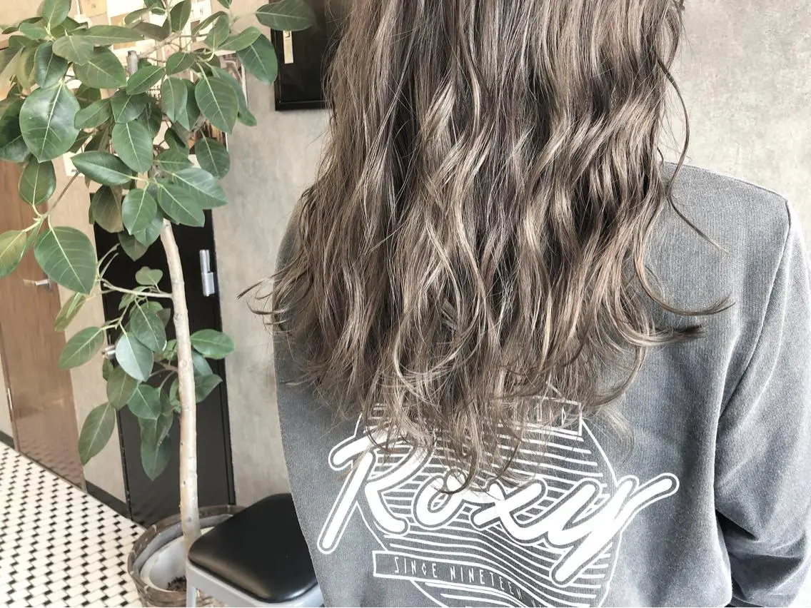 セミロング カラー 顔周りレイヤーカット ブリーチminamiのヘアスタイル