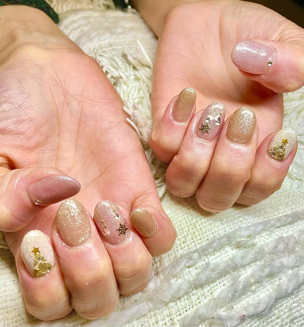 ショート カラー パーマ ヘアアレンジ メンズ キッズ ネイル マツエク・マツパ クリスマス 冬ネイル クリスマス el. by Aoのネイルデザイン