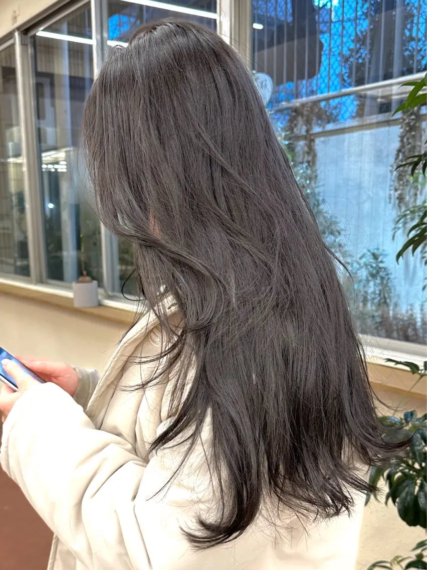 ロング カラー グレージュ 伊藤 愛実のヘアスタイル