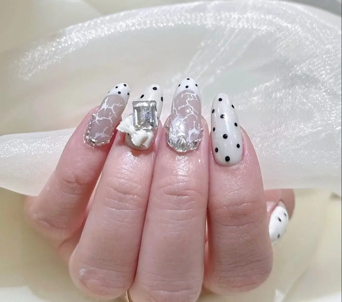 ネイル チークネイル フレンチネイル グラデーション キラキラネイル 韓国ネイル ハンドネイル Minette nailHuongのネイルデザイン