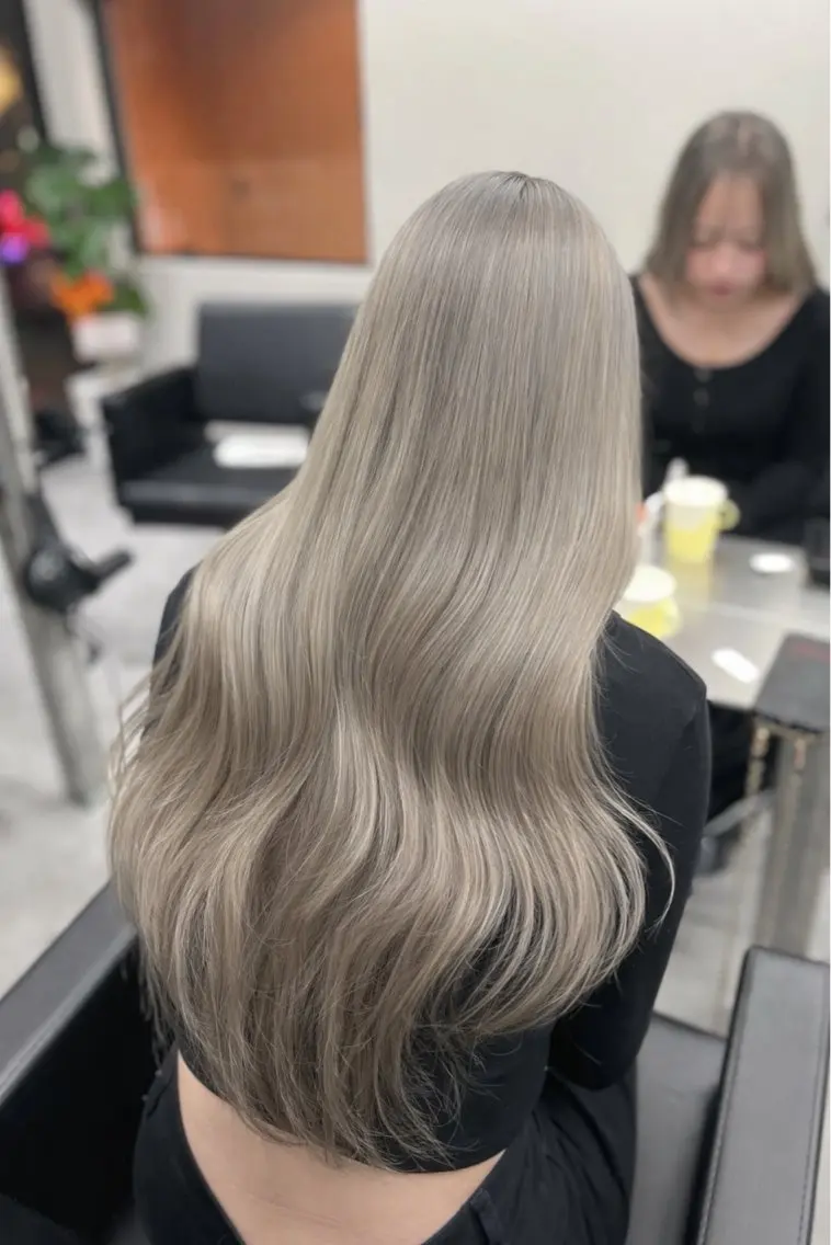 ロング カラー ブリーチ グレージュ ヘアカラー トリートメント もも なのヘアスタイル