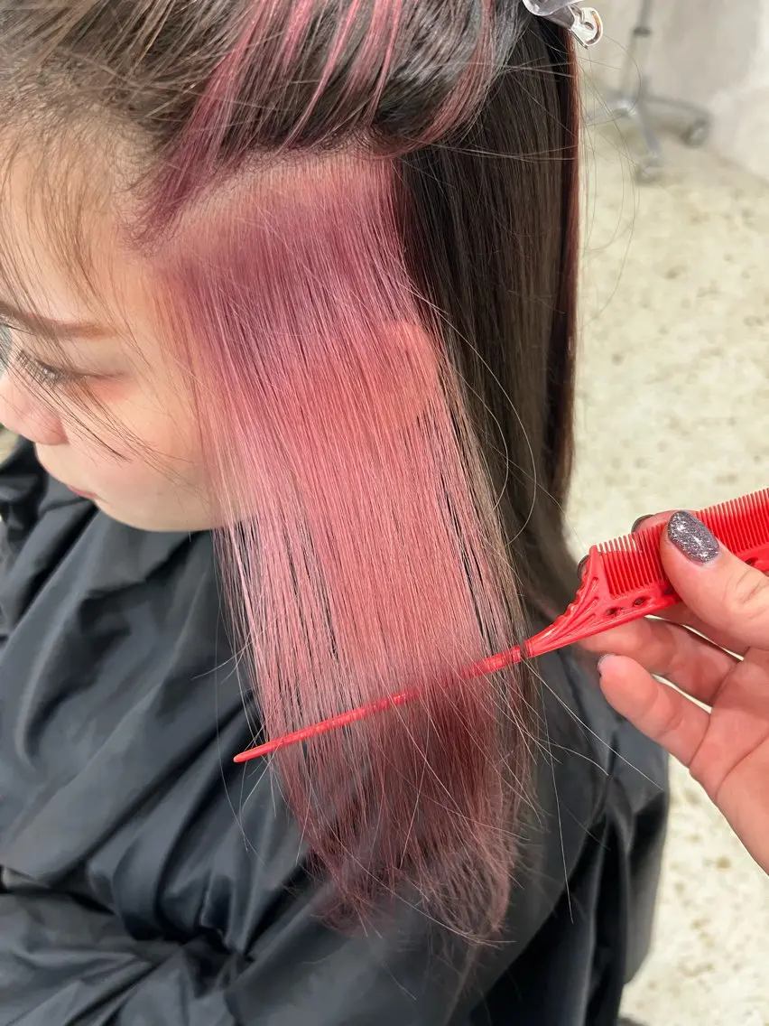 セミロング カラー インナーカラー ピンクカラー 近藤 叶大のヘアスタイル