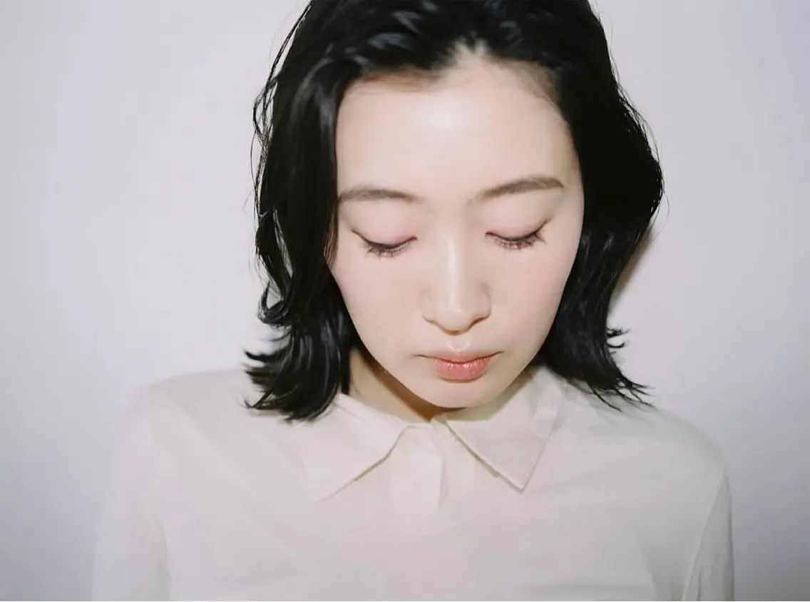 ミディアム 髙子 理央のヘアスタイル