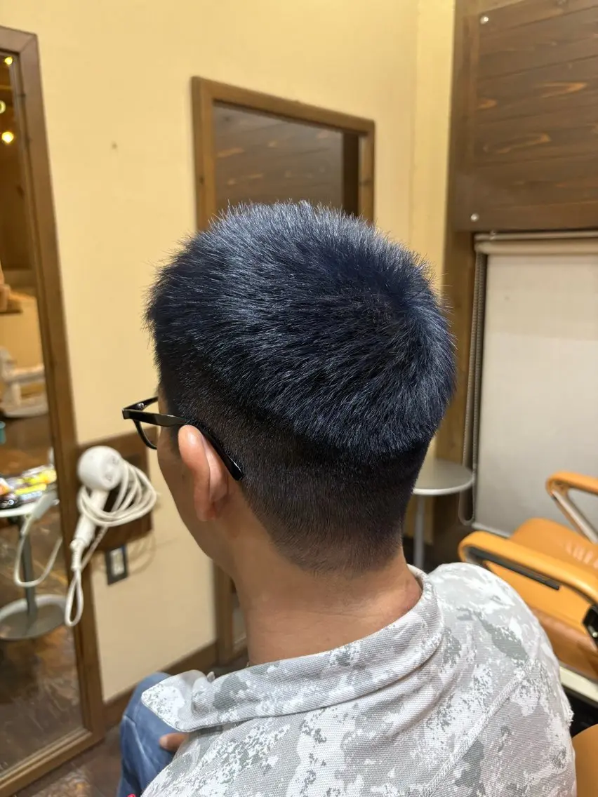 ショート カラー メンズ メンズブリーチ ブリーチ ブルーカラー ダブルカラー ネイビーカラー ヘアカラー トリートメント saya (サヤ)のヘアスタイル