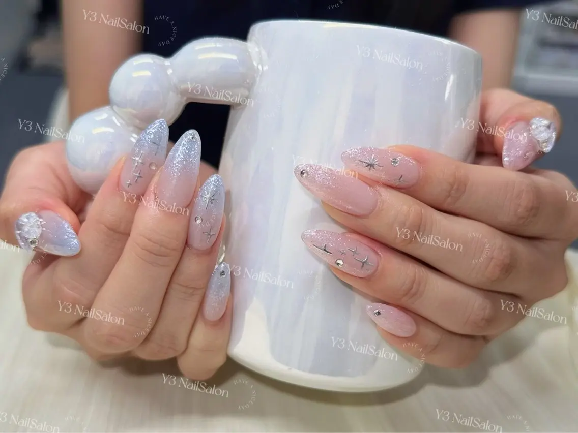 ネイル ブルー フラワーネイル グラデーション キラキラネイル 韓国ネイル ハンドネイル Y3 NailSalonのネイルデザイン