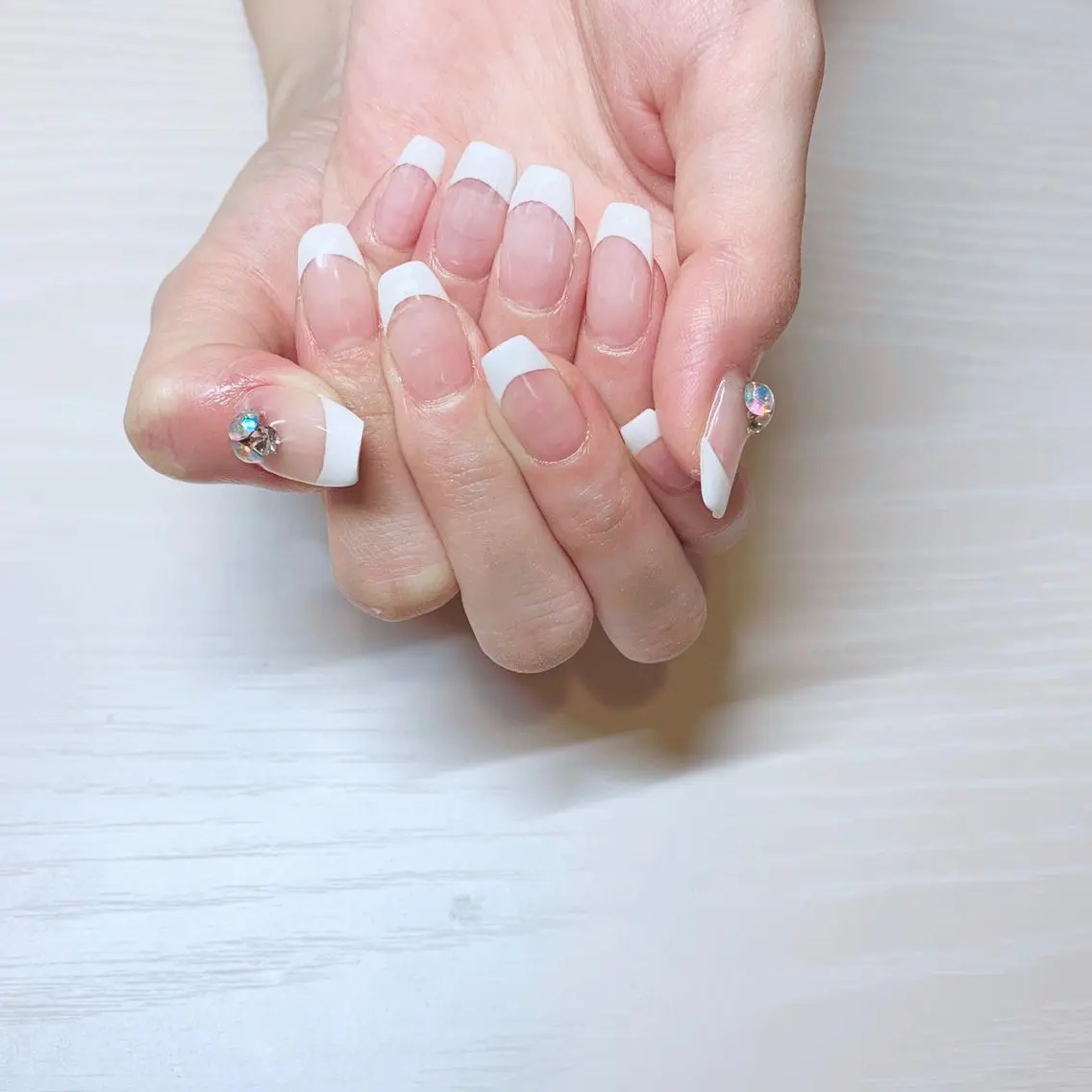 ネイル フレンチネイル ストーンネイル ハンドネイル Cozy_ ilumのネイルデザイン