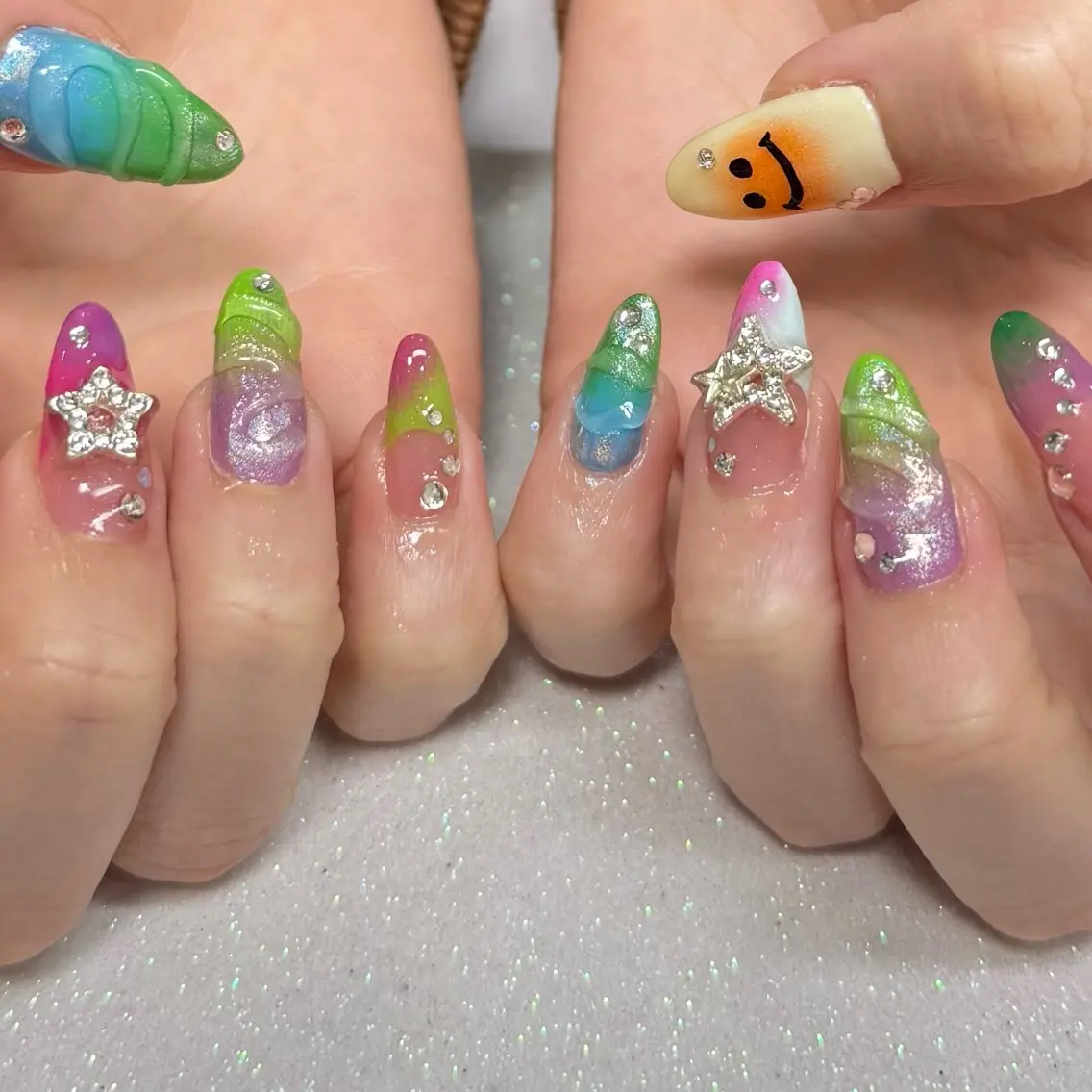 ネイル ハンドネイル VIERU 🌈🎀💖のネイルデザイン