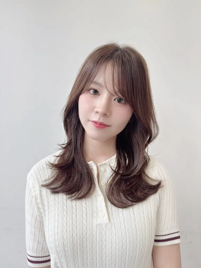 セミロング カラー レイヤーカット 小顔カット 早野太陽 ミディアムカットのヘアスタイル