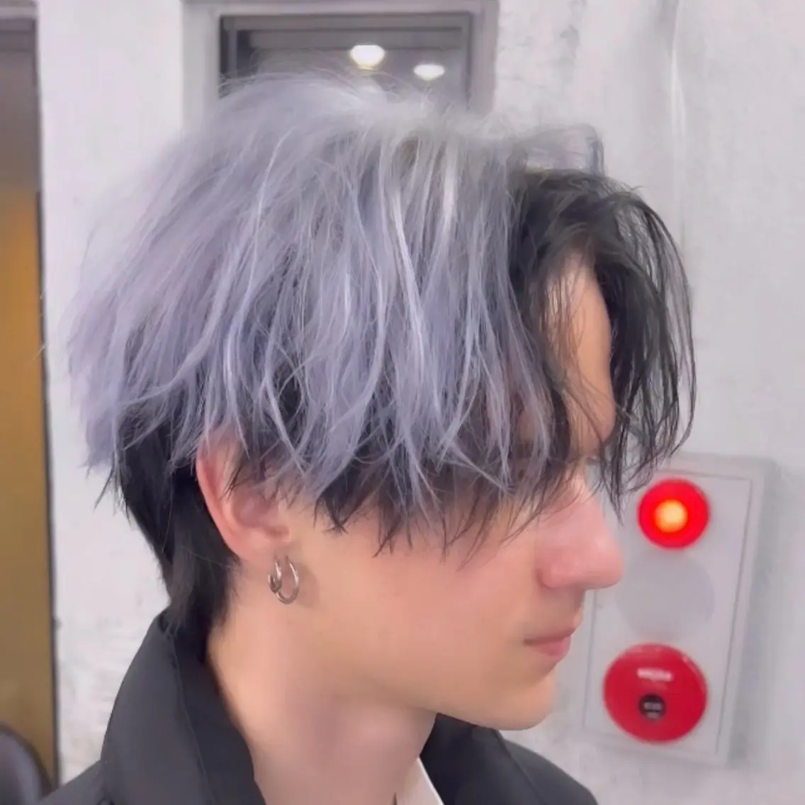 ショート ツートーンカラー カット ヘアカラー メンズハイトーン 佐藤智頼のヘアスタイル