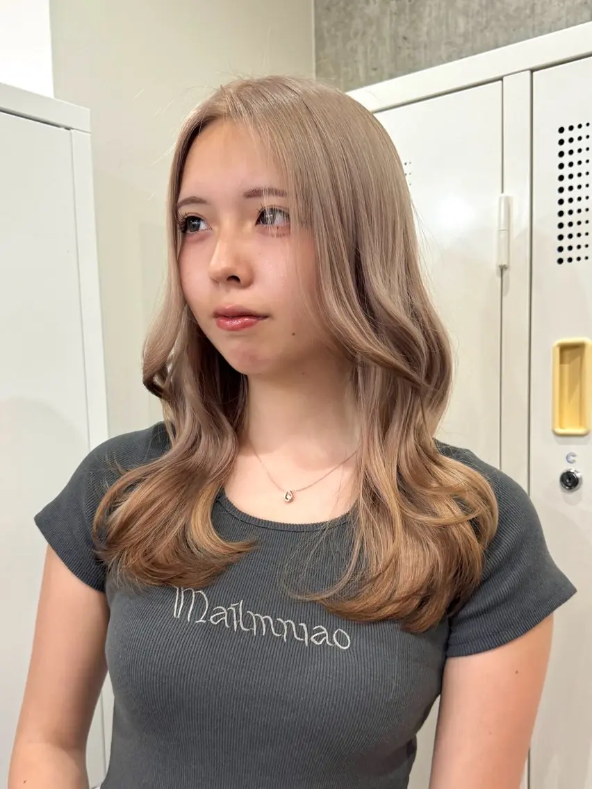 セミロング カラー ベージュカラー ミルクティーベージュ ヘアカラー トリートメント 切りっぱなしボブ/ ブリーチカラー/大塚のヘアスタイル